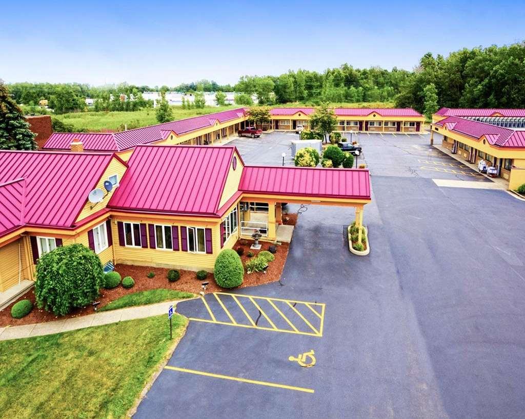 Amherst Inn & Suites Buitenkant foto