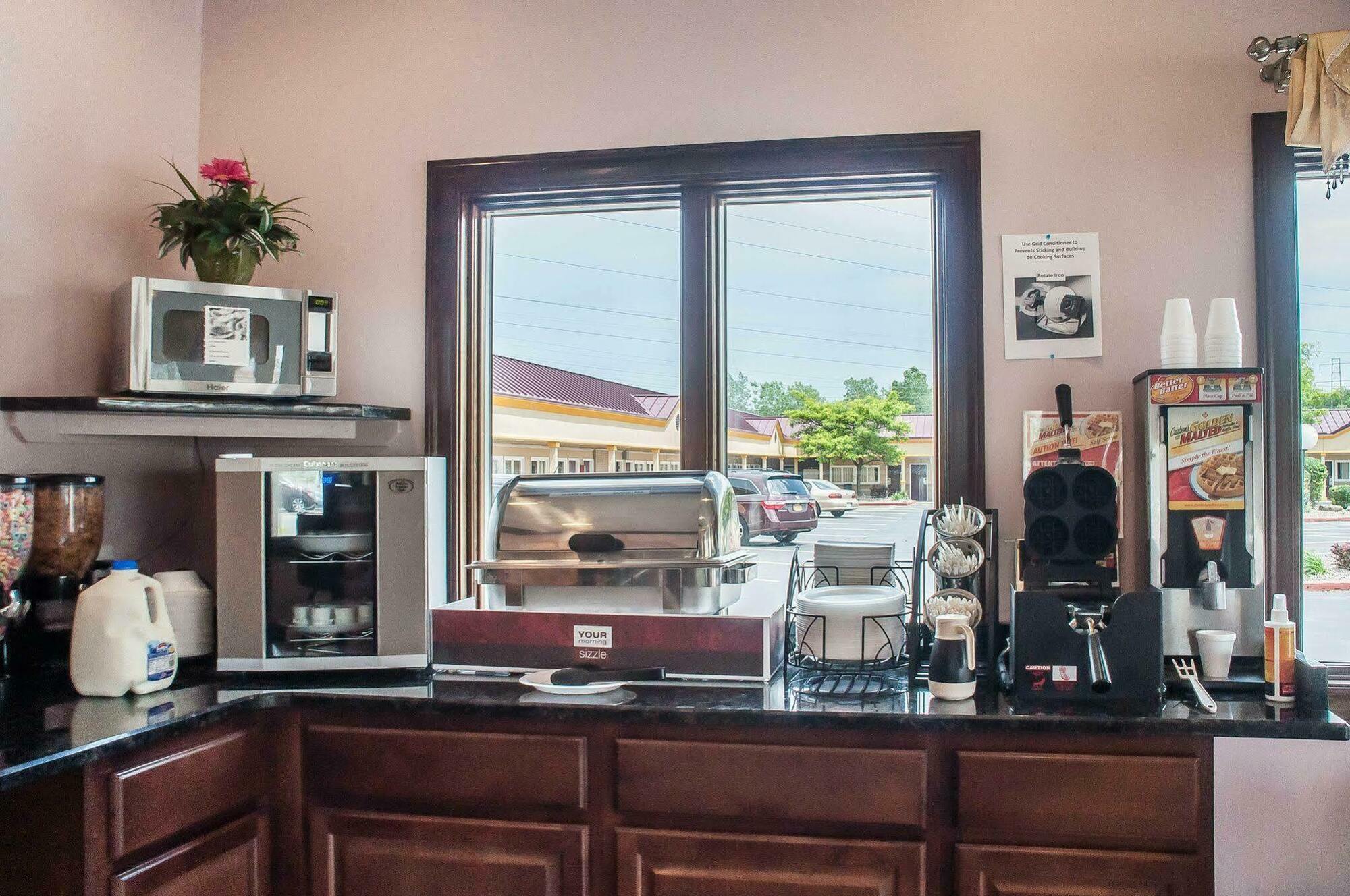 Amherst Inn & Suites Buitenkant foto